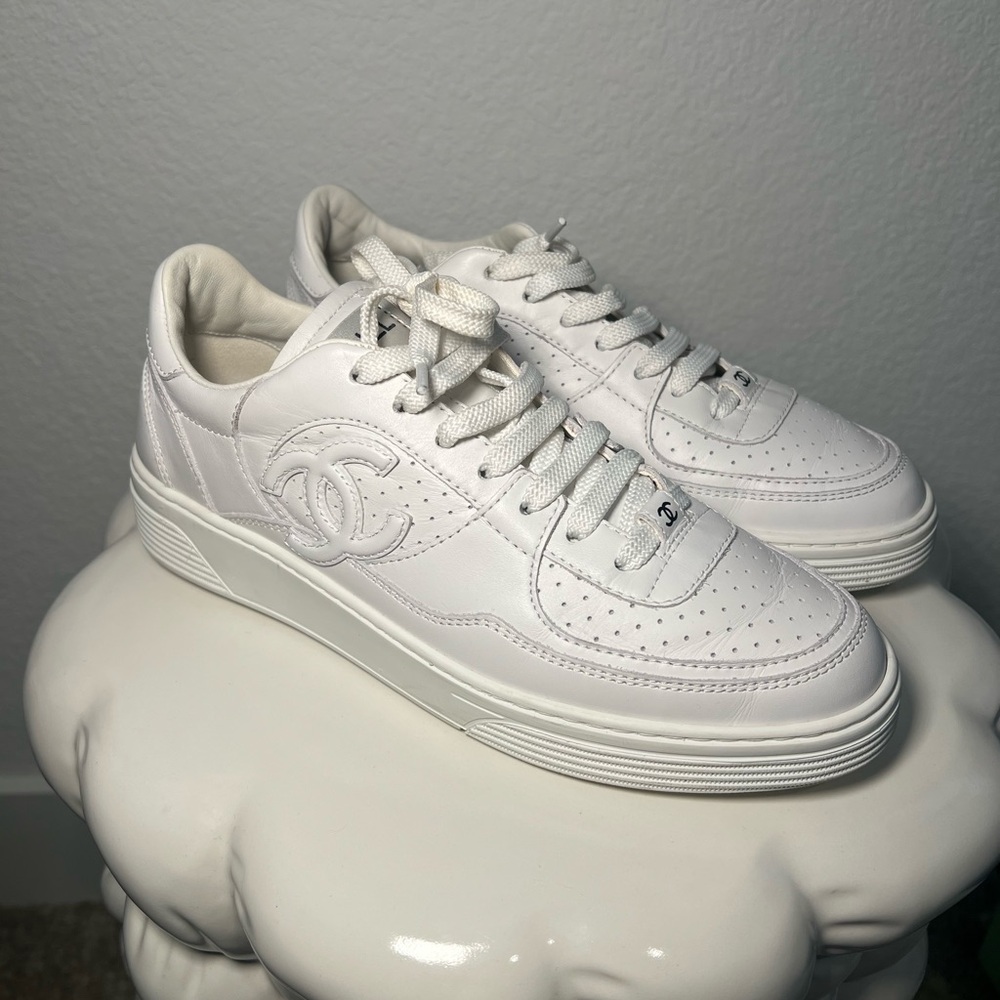 CHANEL CC White Calfskin Leather Low Top
Sneaker 23a collection